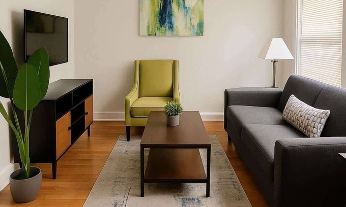 Lakeview Apartment | Cozy & Modern Getaway 1BR Apt