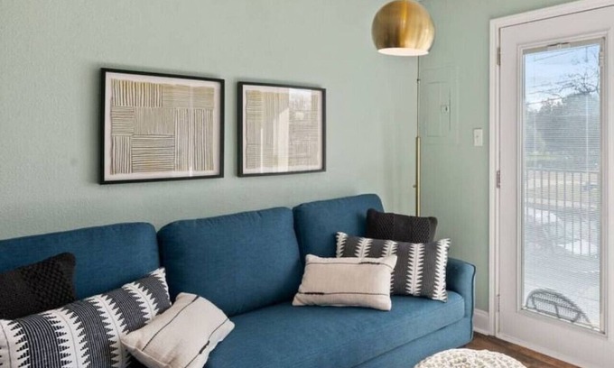 Denton Apartment | Cozy, modern space⭐️Walk to TWU⭐️KING bed⭐Sleeps 4