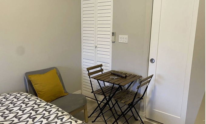 Palmerston Apartment | Cozy modern studio in the heart of Downtown Toronto. Walk to subway & university