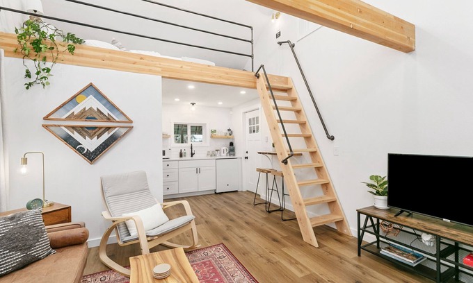 Vancouver House | Cozy & Modern Tiny Home with Beautiful Valley View close to PDX