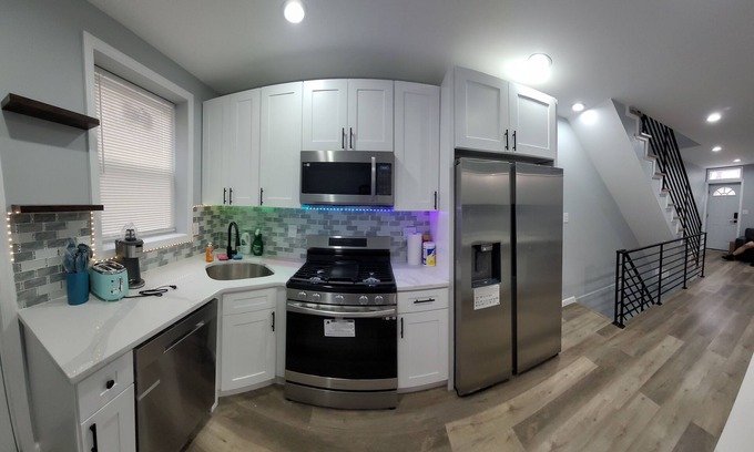 South Philadelphia West House | Cozy Modern townhouse minutes from Philadelphia tourist areas, sleep 9, wifi tv