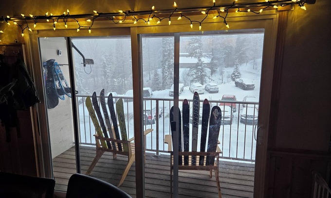 Mead Condo | Cozy Mount Spokane Condo w/Wi-Fi, access to Hot Tub, Pool and Sauna