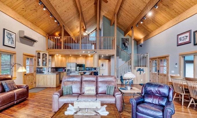 Darby Cabin | Cozy Mountain Cabin Close to Town