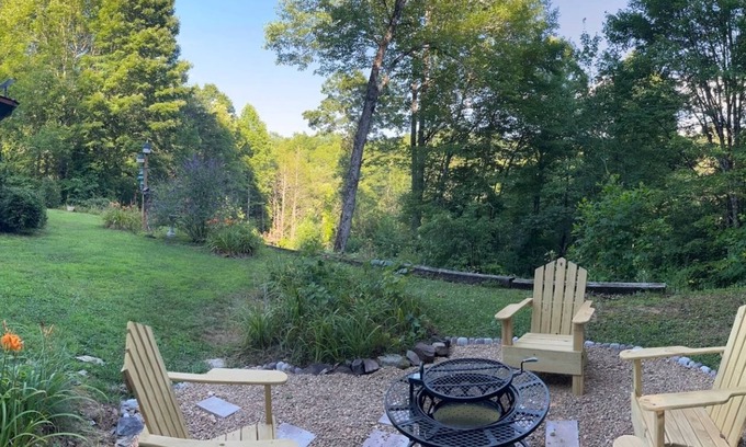 Topton Cottage | Cozy mountain cabin retreat in the beautiful Nantahala mountains!