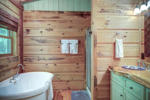Vilas House | Cozy Mountain Cottage