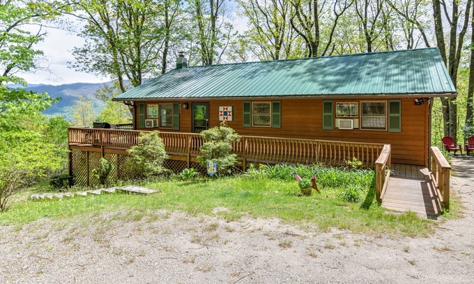 Waynesville House | Cozy Mountain Hideaway with wrap around deck, pano views, and hot tub! 🌳 🔥 ⛰