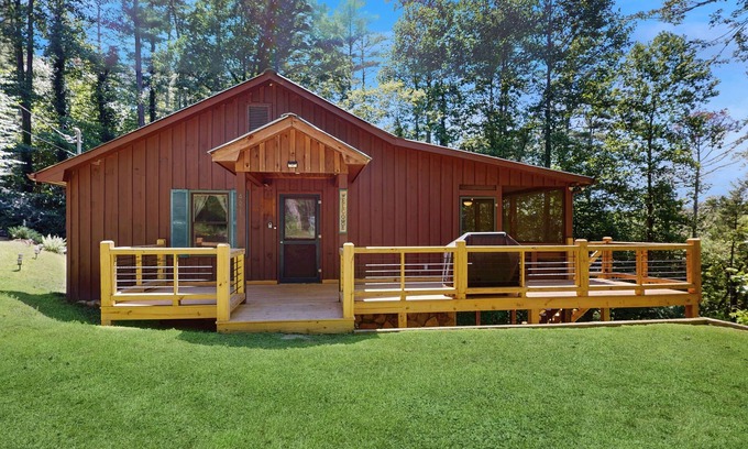 Mineral Bluff House | Cozy mountain home with deck, firepit, grill, fireplace, W/D & central AC