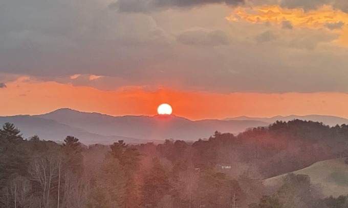 Leicester House | Cozy Mountain Home, Amazing Sunrises with a Hot Tub!