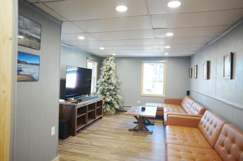 Jay House | Cozy mountain home near skiing and hiking