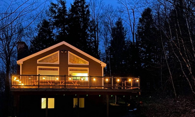 Stratton and Bromley Ski Areas Cabin | Cozy Mountain Retreat 5 min to Skiing & Manchester