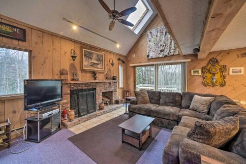 West Dover House | Cozy Mountain Retreat with Deck about 3 Mi to Mount Snow