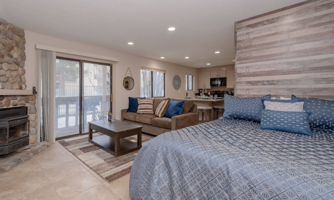 Mammoth Lakes Condo | Cozy Mountain Studio in Heart of Mammoth - Hot Tub and Close to Shuttle!