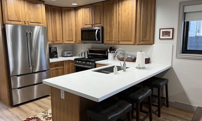 Park City House | COZY MOUNTAIN TOWNHOME! 2 POOLS, VOLLEYBALL, PICKLEBALL, CONCERTS! BOOK NOW!