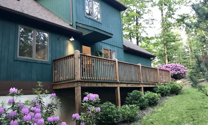 Drums House | Cozy mountainside retreat with lake access to recharge or relax! Kayaks, canoes
