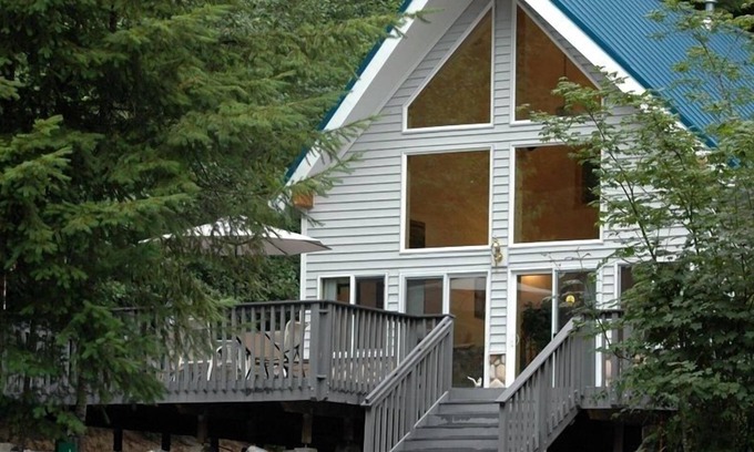 Paradise Estates Cabin | Cozy Mt. Rainier Cabin. Has WiFi, A/C & BBQ. Perfect For Couples. Dog-Friendly.