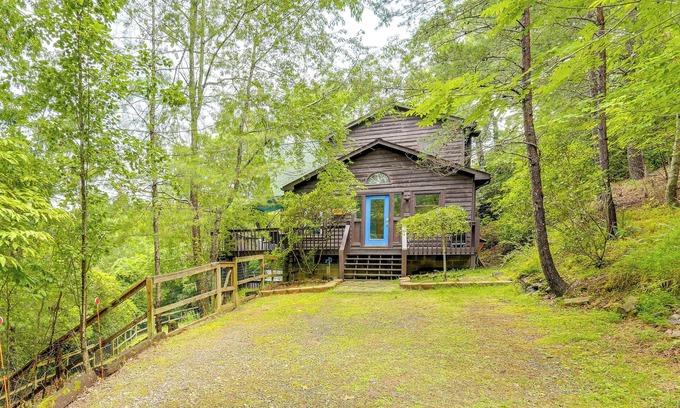 Murphy Cabin | Cozy Murphy Cabin Retreat: Hot Tub & Mtn Views!