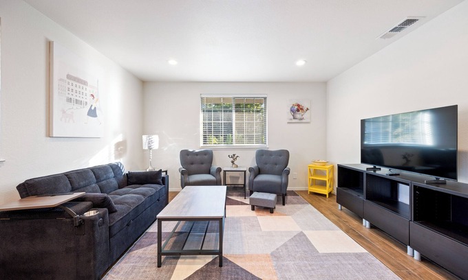 Southeastern Sacramento House | Cozy Nest, Across the street. From UC Davis Medical Center, Sacramento CA