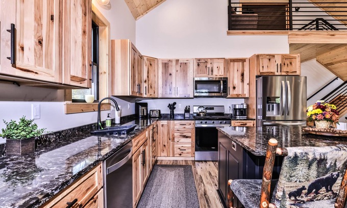 Eagle River House | Cozy NEW Lakefront Retreat on Pickerel Lake, FREE FIREWOOD, WIFI, CENTRAL AIR
