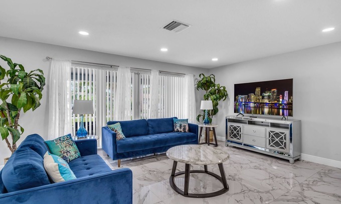 Deerfield Beach House | Cozy Newly Renovated Home Near Beach - Tiki Hut