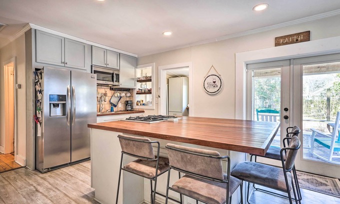 North Charleston House | Cozy North Charleston Getaway w/Fire Pit!