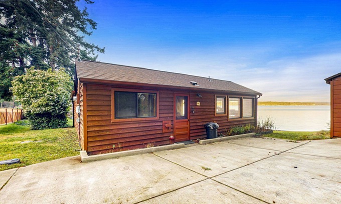 Coupeville Cabin | Cozy Oceanfront Cabin with Large Deck & Water Views - Close to Beach