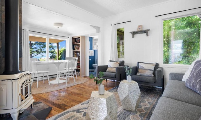 Depoe Bay House | Cozy Oceanfront Cottage Located on Pirate Cove