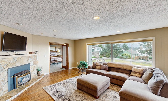 Roads End Cottage | Cozy Oceanview Cottage in Great Location - Close to Beach