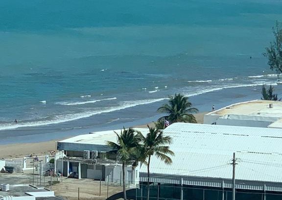 Isla Verde Apartment | Cozy Oceanview Studio w parking