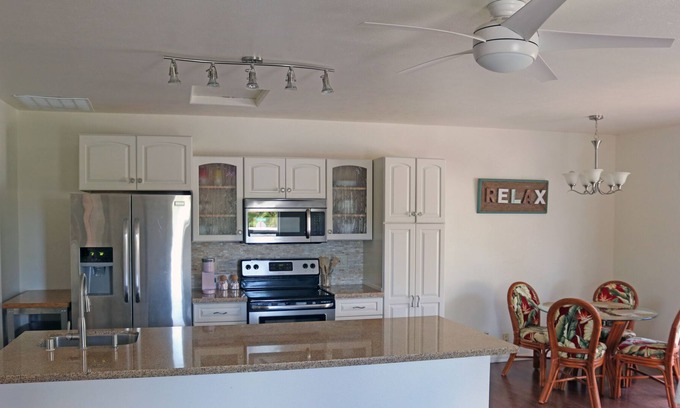 Kona Palisades House | Cozy Ohana with Cal King Bed and Full Kitchen