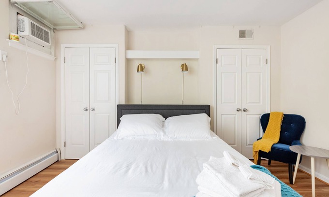 Southwest Quadrant Apartment | Cozy Old Town Escape: 2BR Dream WalkScore 98