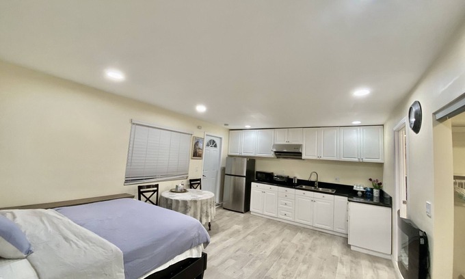 Charter Oak House | Cozy one bedroom studio newly remodeled
