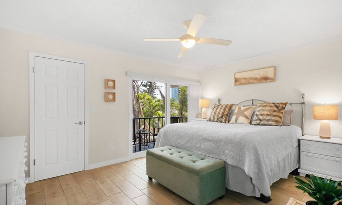 Sarasota Apartment | Cozy & peaceful 1 bedroom condo with a balcony a block from Lido Beach