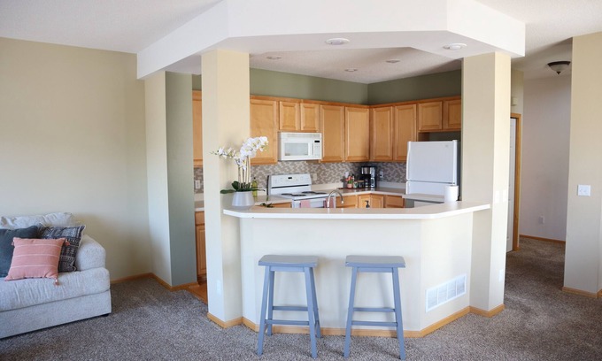 Woodbury House | Cozy Peaceful Spring Suburban Escape with King Bed and Full Gym in Woodbury