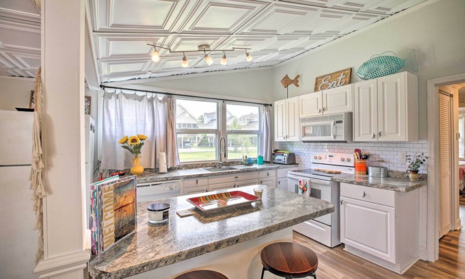 White Lake Cottage | Cozy Pet-Friendly Cottage: Walk to White Lake
