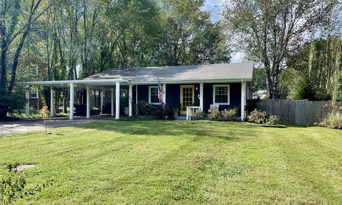 Franklin House | Cozy & Pet Friendly Franklin Home