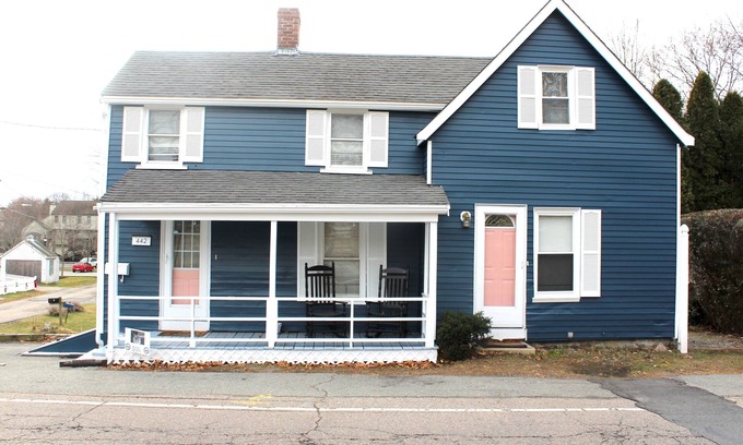 Canton Cottage | Cozy Pet Friendly House Next To Train
