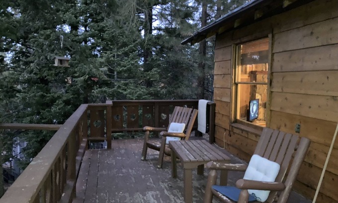 Upper Moonridge Cabin | Cozy Pet Friendly Cabin! - 2 blocks from Bear Mountain in Southern California
