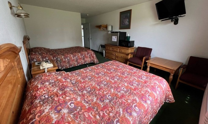 Red Bud Bed & Breakfast | Cozy Petite Queen + Full Room with Free Parking!