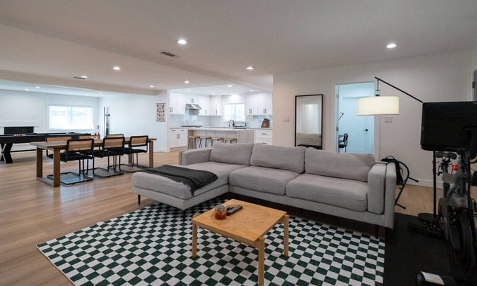 Northeast Anaheim House | Cozy Pickleball Retreat near Disneyland