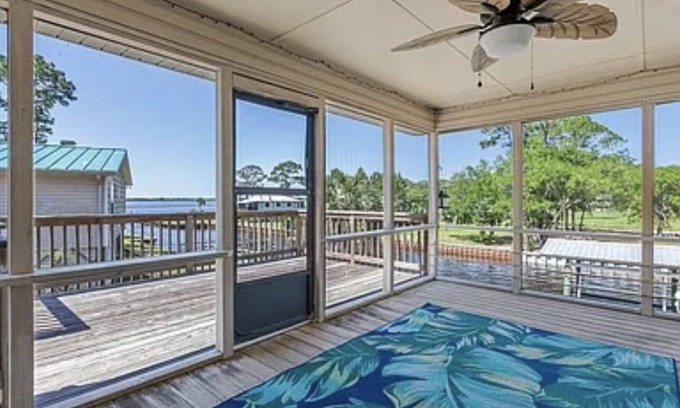 Ochlockonee Bay House | Cozy place on the water! Great for fishing and close to beaches!