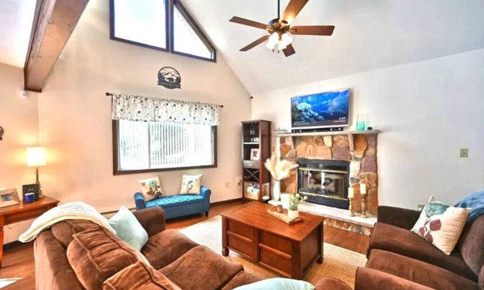 Albrightsville Ski Chalet | Cozy Pocono Chalet