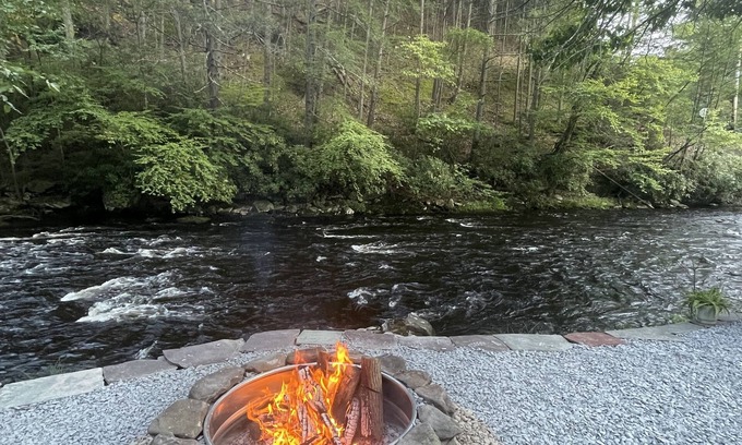 East Stroudsburg Ski Chalet | Cozy Poconos retreat directly on Bushkill Creek w/firepit & wood pellet stove!