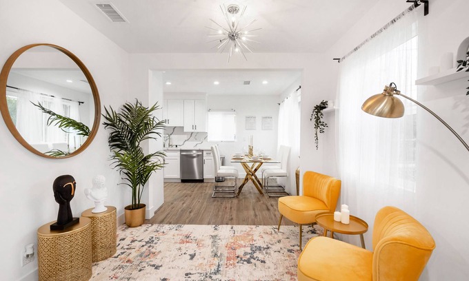 North Hills West House | Cozy Private 3 Bd House in North Hills w/backyard