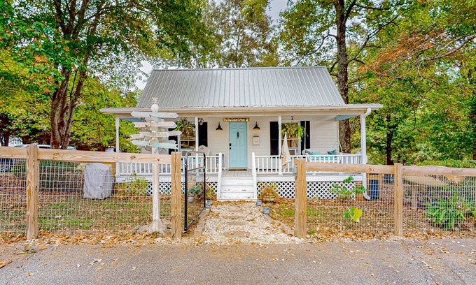 Landrum Cottage | Cozy private cottage on shared property with firepit & W/D - dog-friendly