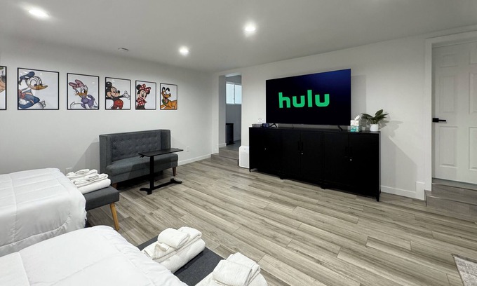 Southwest Anaheim House | Cozy Private Guest Suite near Disney & Knotts
