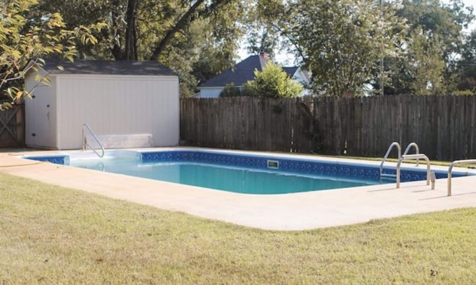 Warner Robins House | Cozy & Private home w/in-ground pool