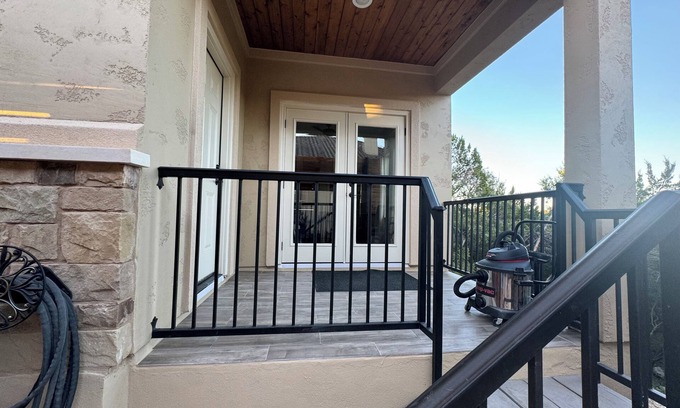 Austin Apartment | Cozy private Queen BR Suite in Austin with 1 car Garage, and amazing wooded view