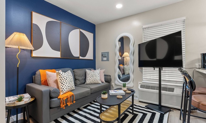 Downtown Memphis Apartment | Cozy Queen Bed + Sofa Bed Studio | Free Parking | Mins to DT | VAMC | UTHSC
