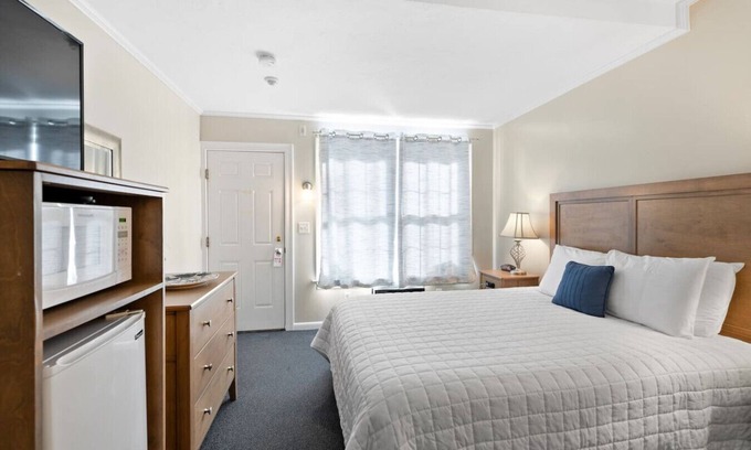 Falmouth Heights Hotel | Cozy Queen Retreat | Walk to Beach (304)