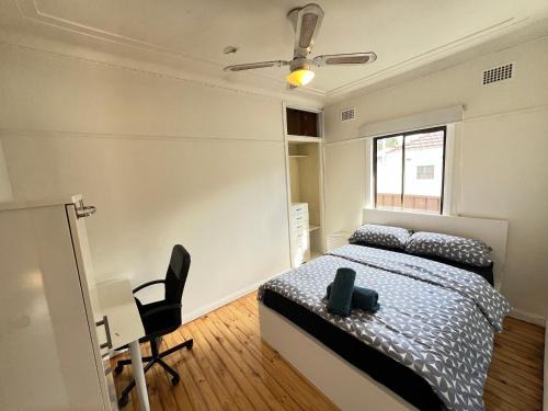Seven Hills House | Cozy Queen Room next to Shopping Centre and Station - SH5
